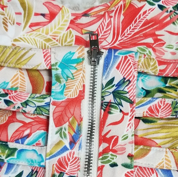 SOLD...Fifty Street Halter Crop Top Tropical Print - Picture 3 of 4